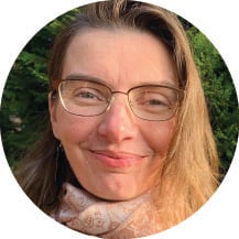 Sara Pelfrey Headshot - Circle